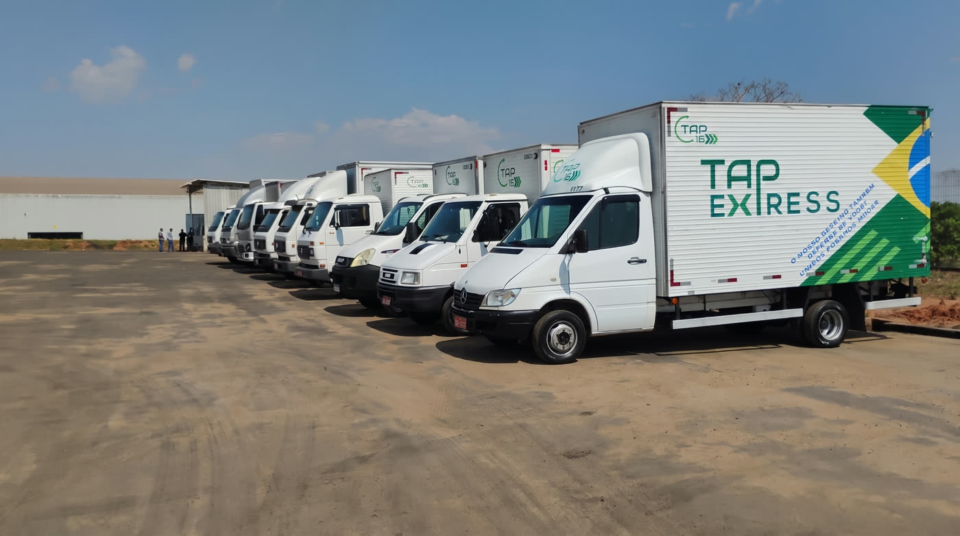 Caminhão baú TAP Express no pátio